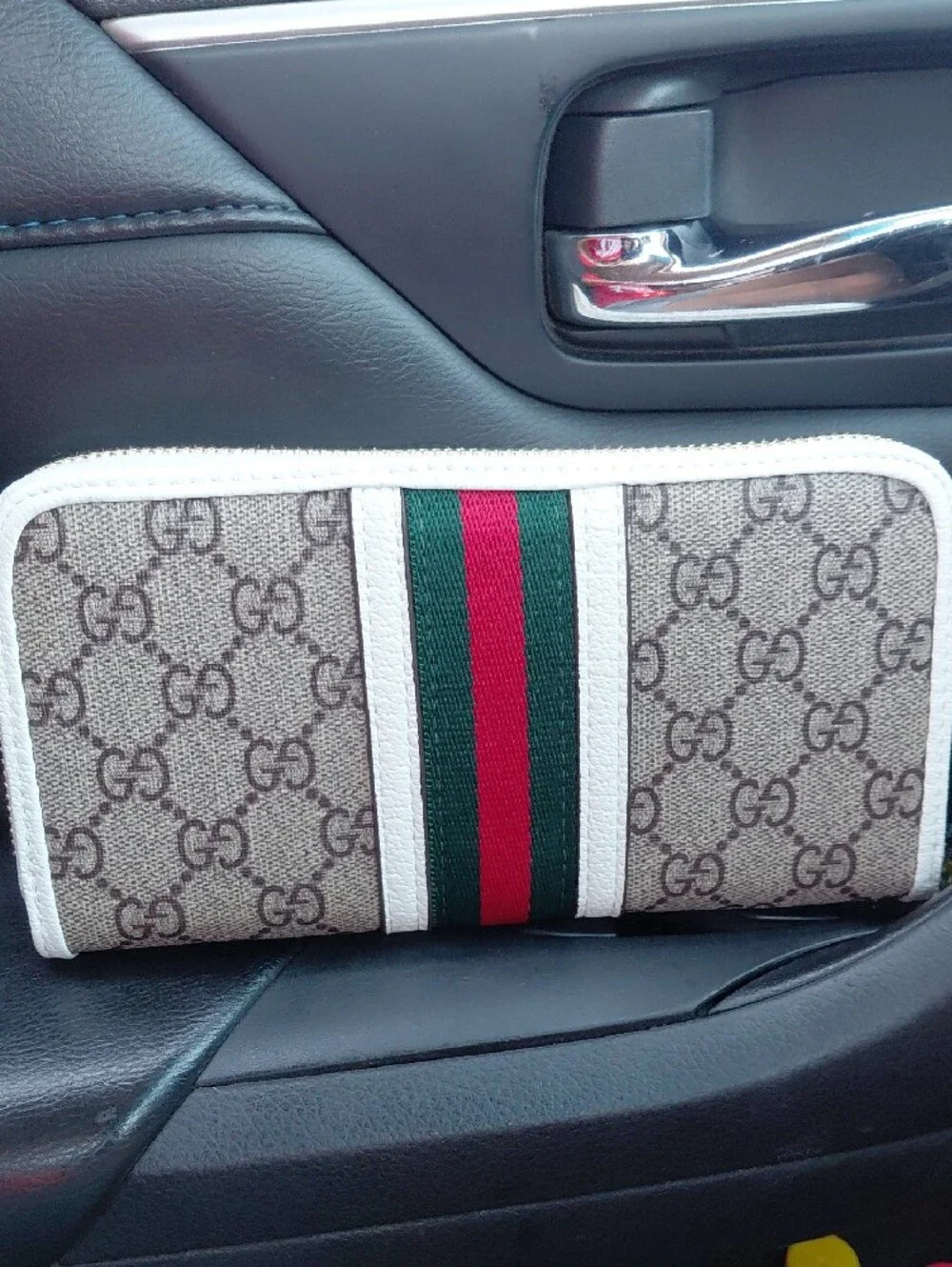 Gucci Beige GG Web Stripe Zip-Around Wallet with White Trim - Picture 2 of 5